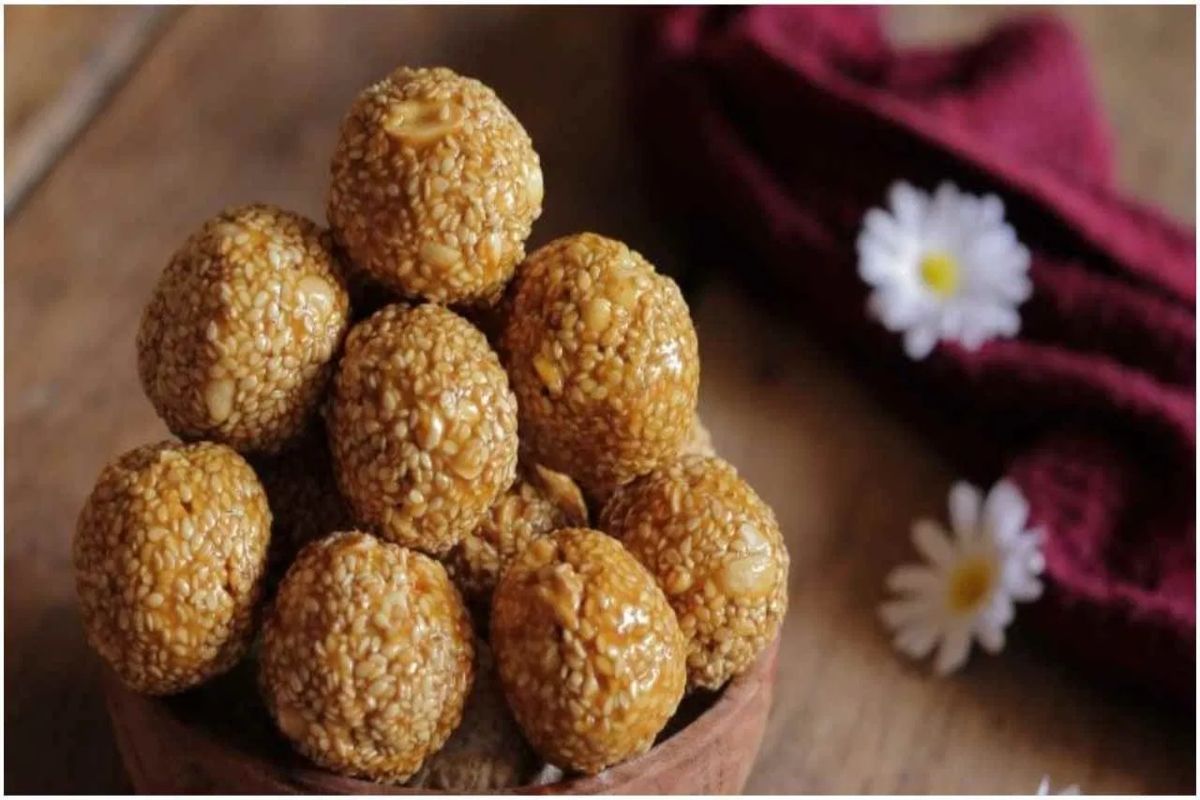 Ladoo Recipes: सर्दियों में दवाओं से ज्यादा असरदार रहेंगे ये 3 तरह के लड्डू, जानें आसान रेसिपी