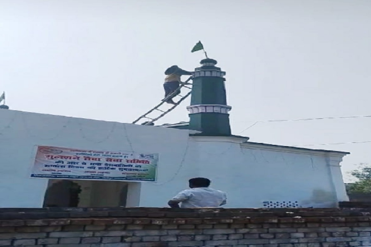 UP News: यूपी के इन इलाकों में मस्जिदों-मंदिरों से उतरवाए गए लाउडस्पीकर,पुलिस प्रशासन की बड़ी कार्रवाई
