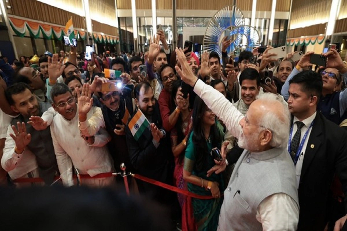 PM Modi In UAE: दुबई में PM मोदी का भव्य स्वागत, गूंजे ‘अबकी बार 400 पार’ के नारे, भारतीय समुदाय के लोगों में दिखा गजब उत्साह