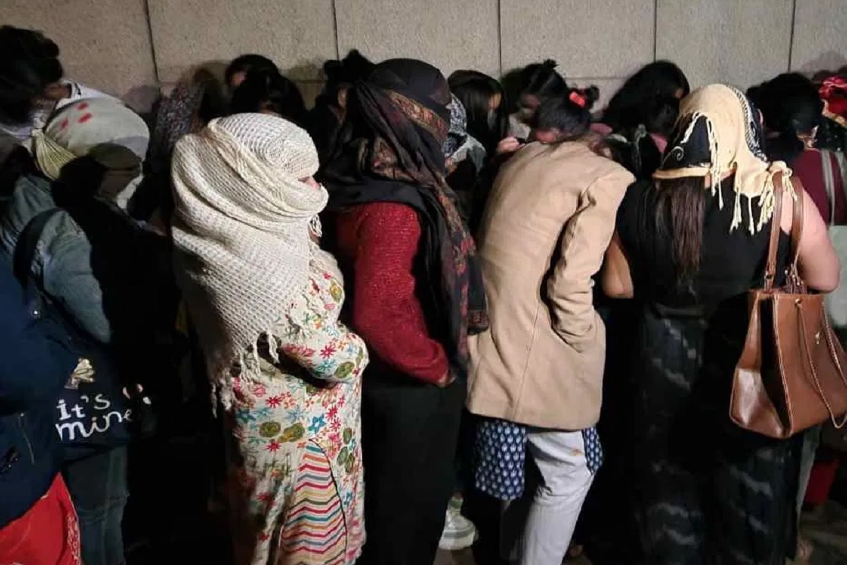 Ghaziabad: स्पा सेंटर की आड़ में चल रहा था सेक्स रैकेट, पुलिस की छापेमारी में पकड़े गए 65 युवक-युवतियां