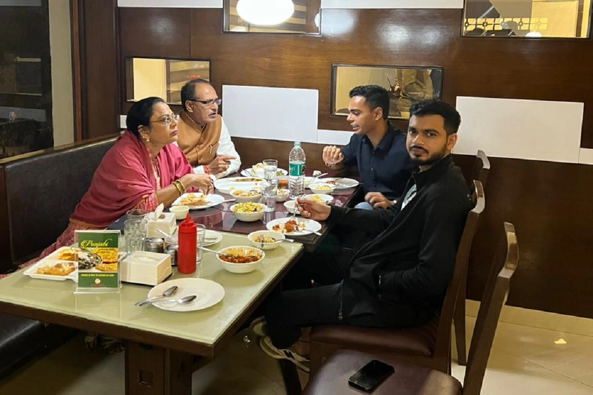 VIDEO: MP में बड़ी जीत के बाद CM शिवराज सिंह चौहान परिवार संग पहुंचे रेस्तरां, खाए छोले-भटूरे