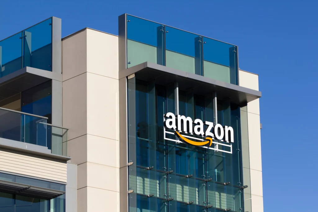 amazon-launches-q-generative-ai-chatbot-65663e40c1766-sej