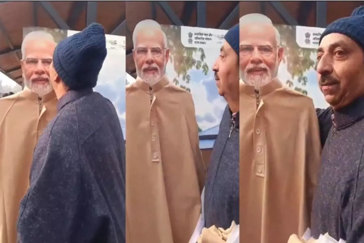 कश्मीरी शख्स ने पीएम मोदी की प्रतिमा को चूमा, तारीफ में पढ़े कसीदे, देखें Viral Video