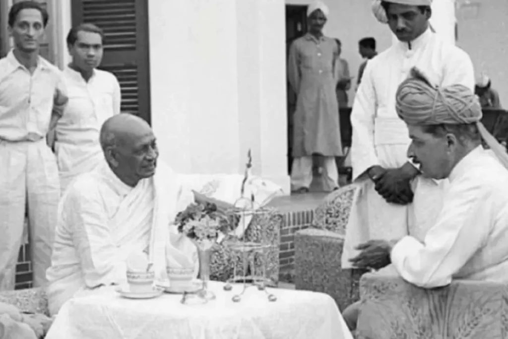 वल्लभभाई पटेल के साथ जम्मू और कश्मीर के महाराजा हरि सिंह