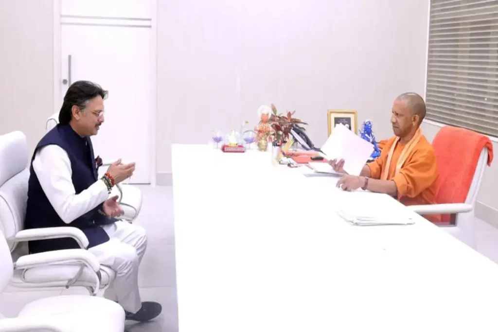 सीएम योगी से मुलाकात करते हुए बीजेपी विधायक राजेश्वर सिंह