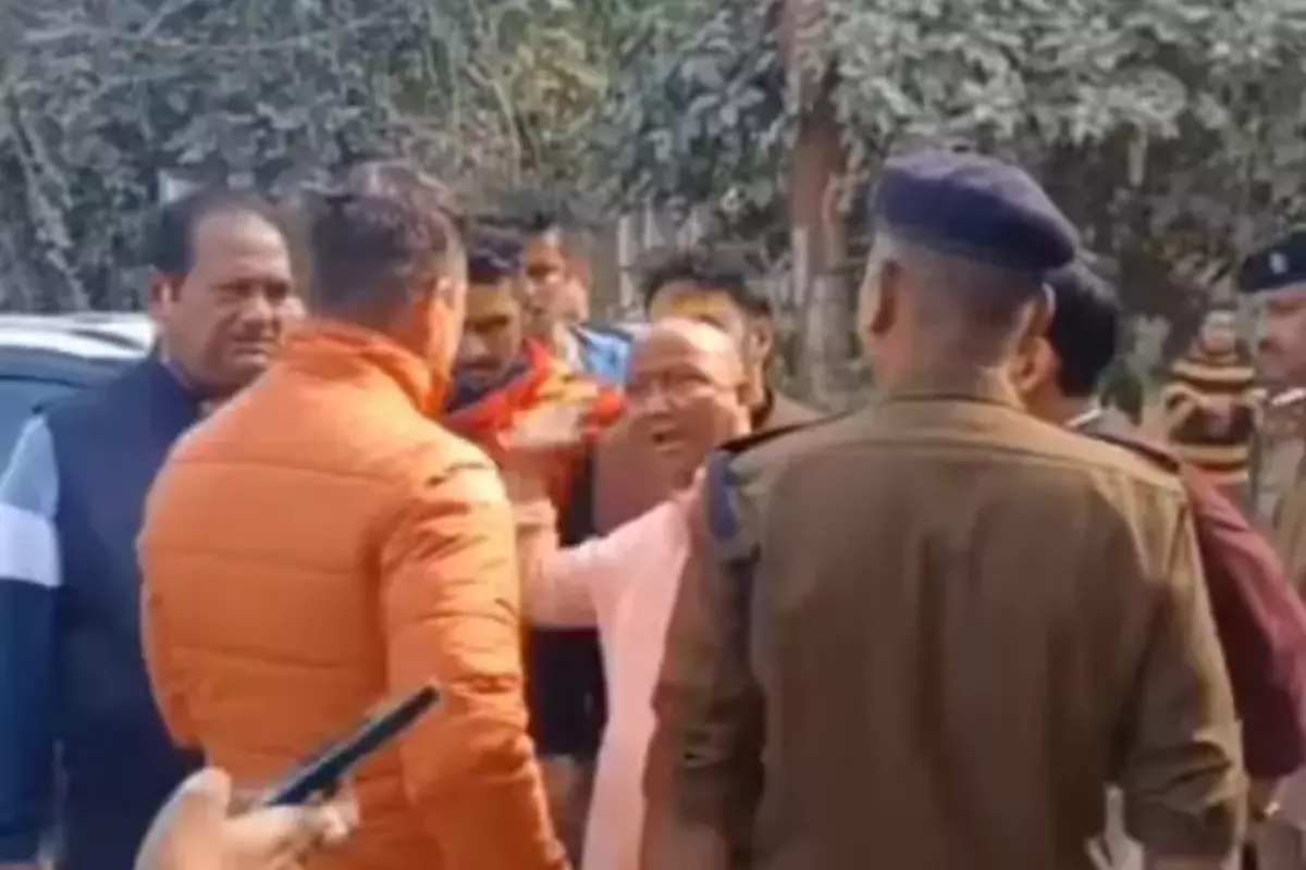 Uttarakhand BJP MLA Viral Video: समर्थक का चालान कटा तो अधिकारी को पीटने पहुंच गए विधायक, वायरल हो रहा वीडियो