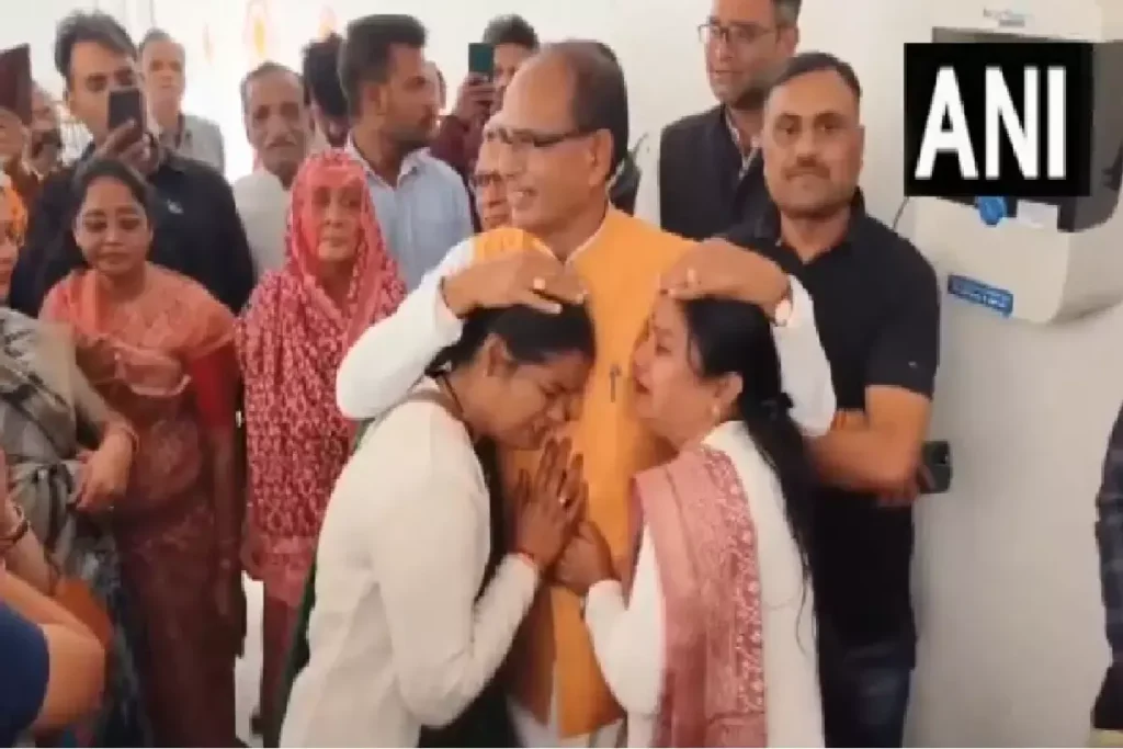शिवराज सिंह से लिपटकर रोने लगीं महिलाएं