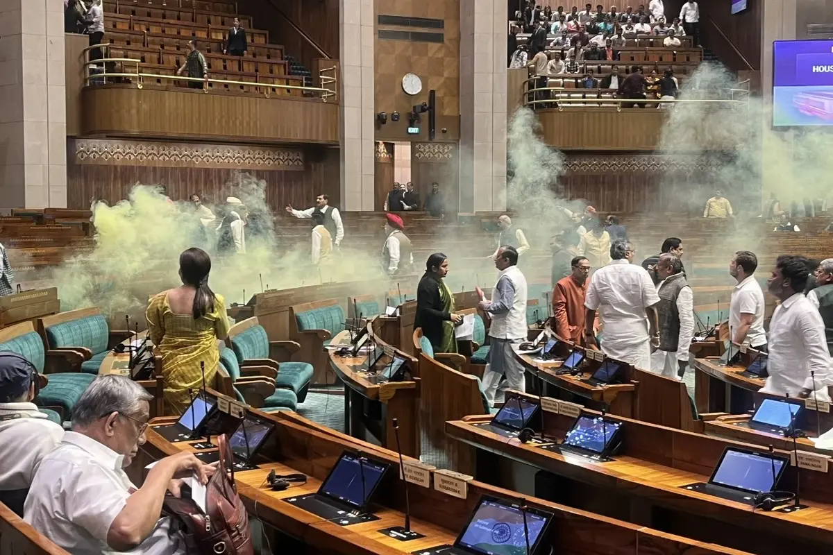 Parliament Winter Session: संसद की सुरक्षा में बड़ी चूक, लोकसभा की कार्यवाही के दौरान दर्शक दीर्घा से कूदे दो लोग, स्मोक कैंडल जलाया
