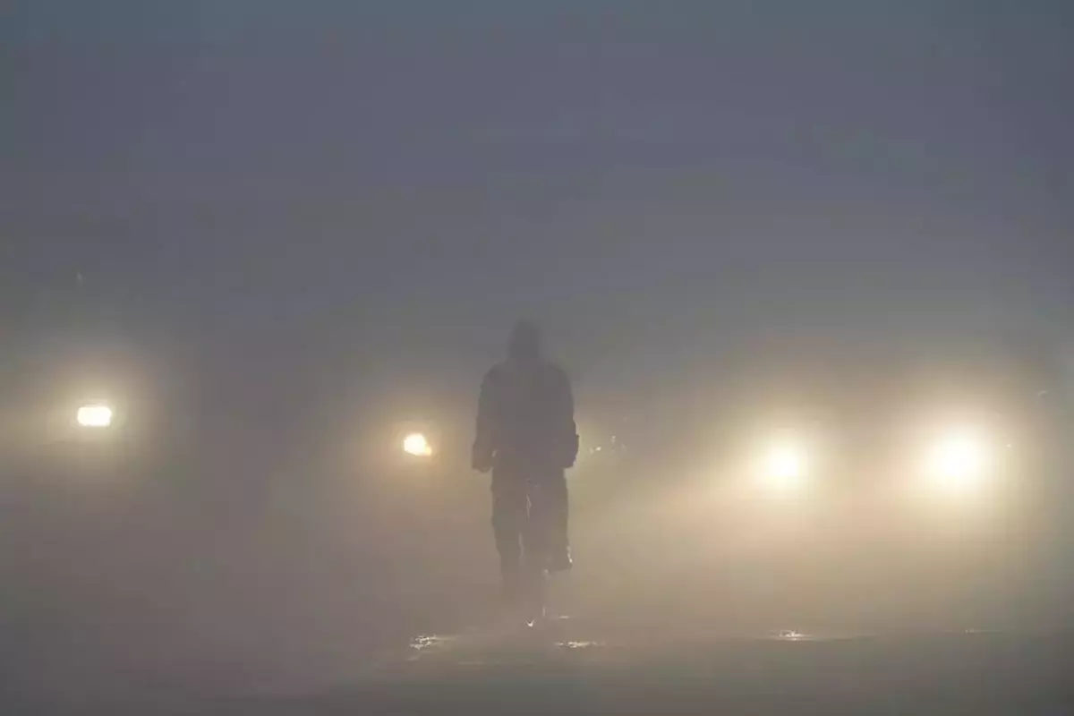 Weather Update: दिल्ली-एनसीआर में विजिबिलिटी हुई जीरो, घने कोहरे ने दी दस्तक, ठंड से कांपते दिखे लोग