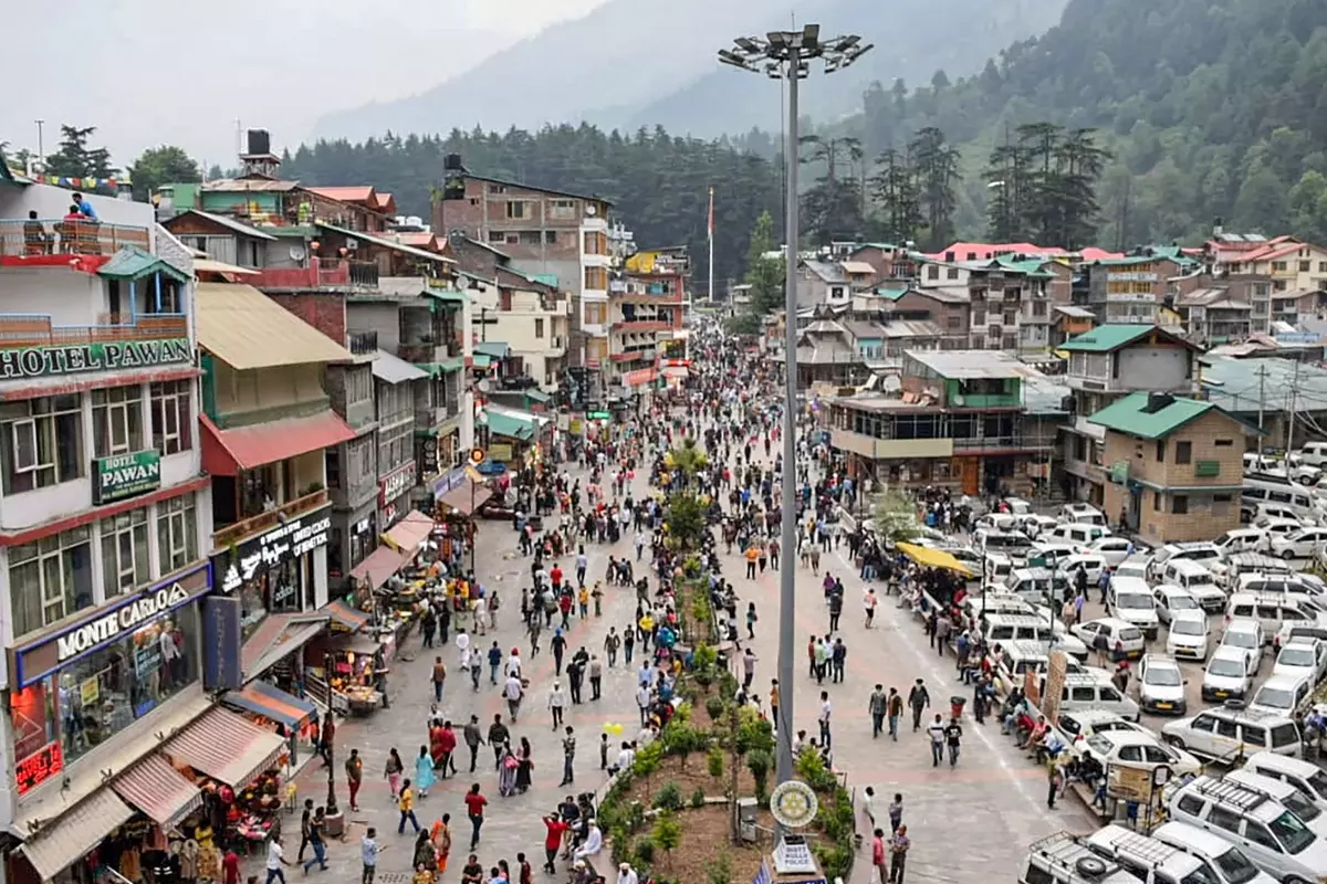 Shimla News: नए साल का जश्न मनाने पहाड़ों पर पहुंच रहे लाखों लोग, औली से लेकर मनाली तक पर्यटकों की भीड़, एडवाइजरी जारी