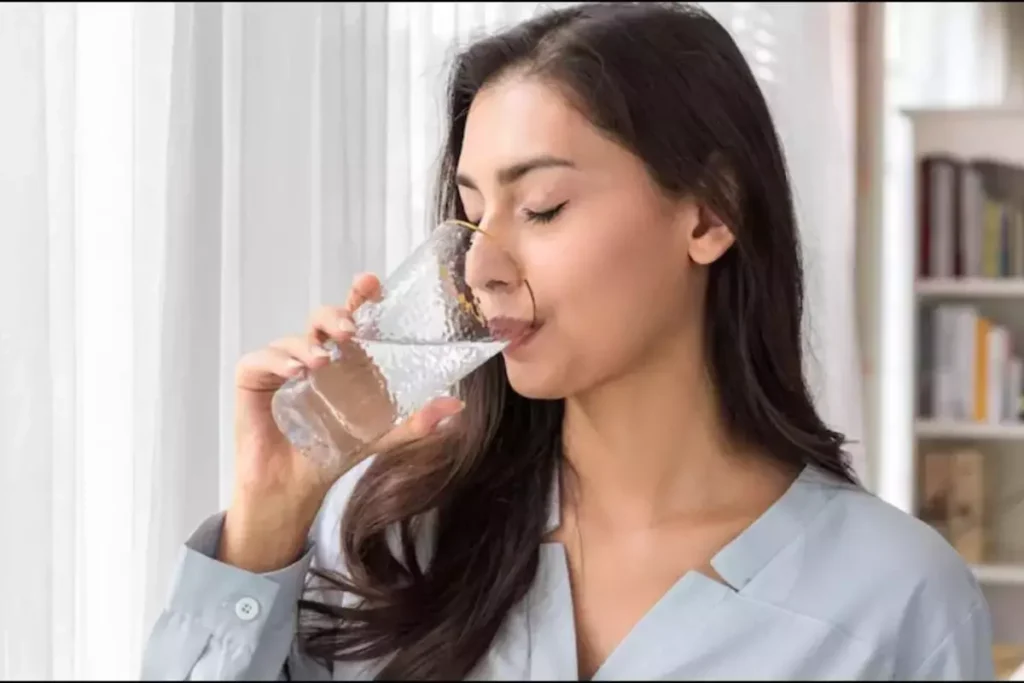 सुबह गुनगुना पानी कैसे पिएं