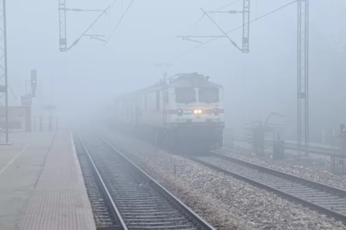 Trains Late: कोहरे के चलते रेंग रही ट्रेनें, दर्जनों गाड़ियों के लेट होने पर मुश्किलों में फंसे पैसेंजर