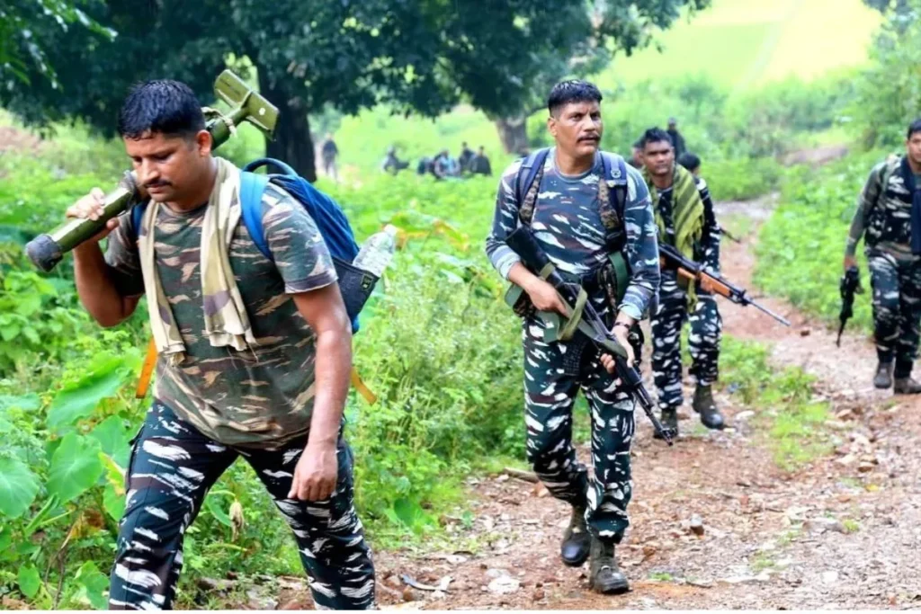 गस्त लगाते सैनिक