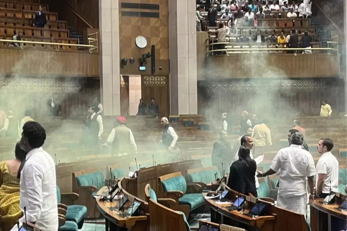 Parliament Attack: संसद धुआं-धुआ करने वाले लड़के के पिता का बड़ा बयान, बोले- मेरे बेटे को दे दो फांसी