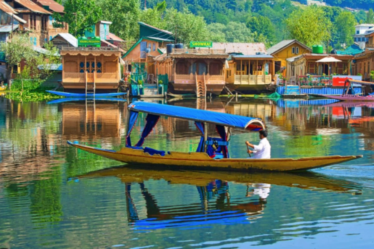 Jammu Kashmir: पर्यटन के मामले में जम्मू कश्मीर ने तोड़े रिकॉर्ड, 11 महीनों में 2 करोड़ लोगों ने की केंद्रशासित प्रदेश की सैर