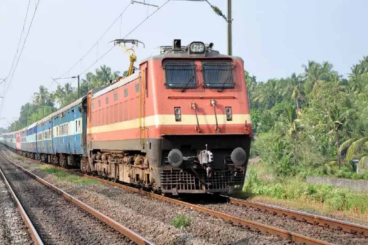 UP News: गोरखपुर से दिल्‍ली, बिहार, पंजाब आने-जाने वाली तमाम ट्रेनों का बदल दिया गया है शेड्यूल, ट्रैक पर जारी है कार्य, देखें पूरी लिस्‍ट