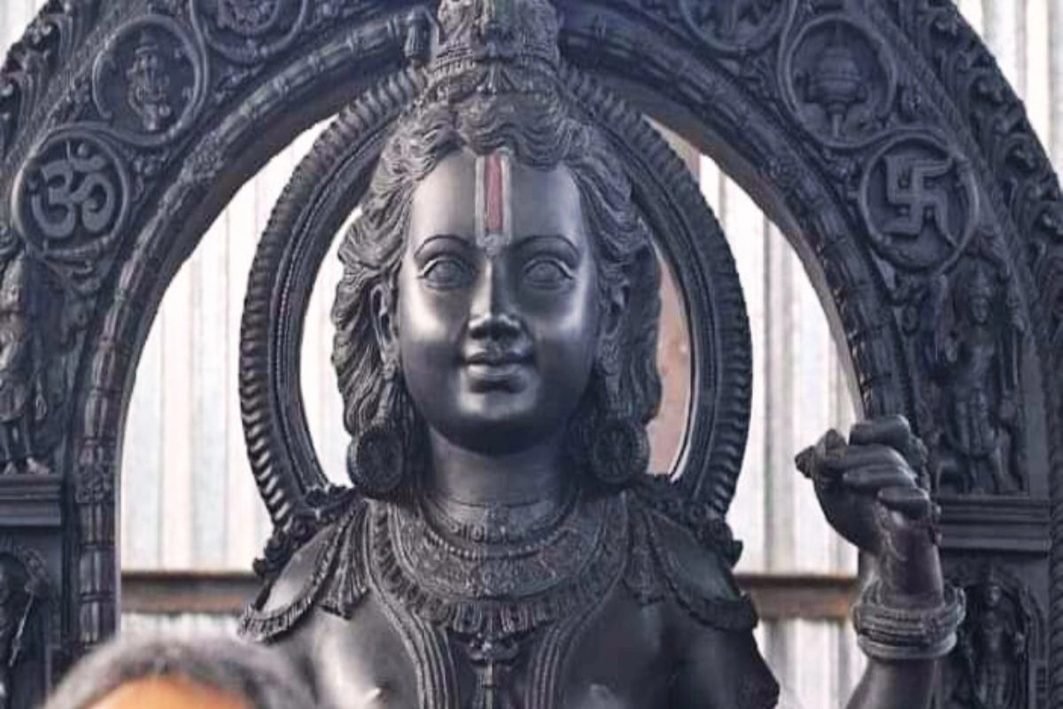 स्वास्तिक, ओम, चक्र, गदा… रामलला की मूर्ति काले रंग की क्यों है? जानें इसकी सभी खासियतें