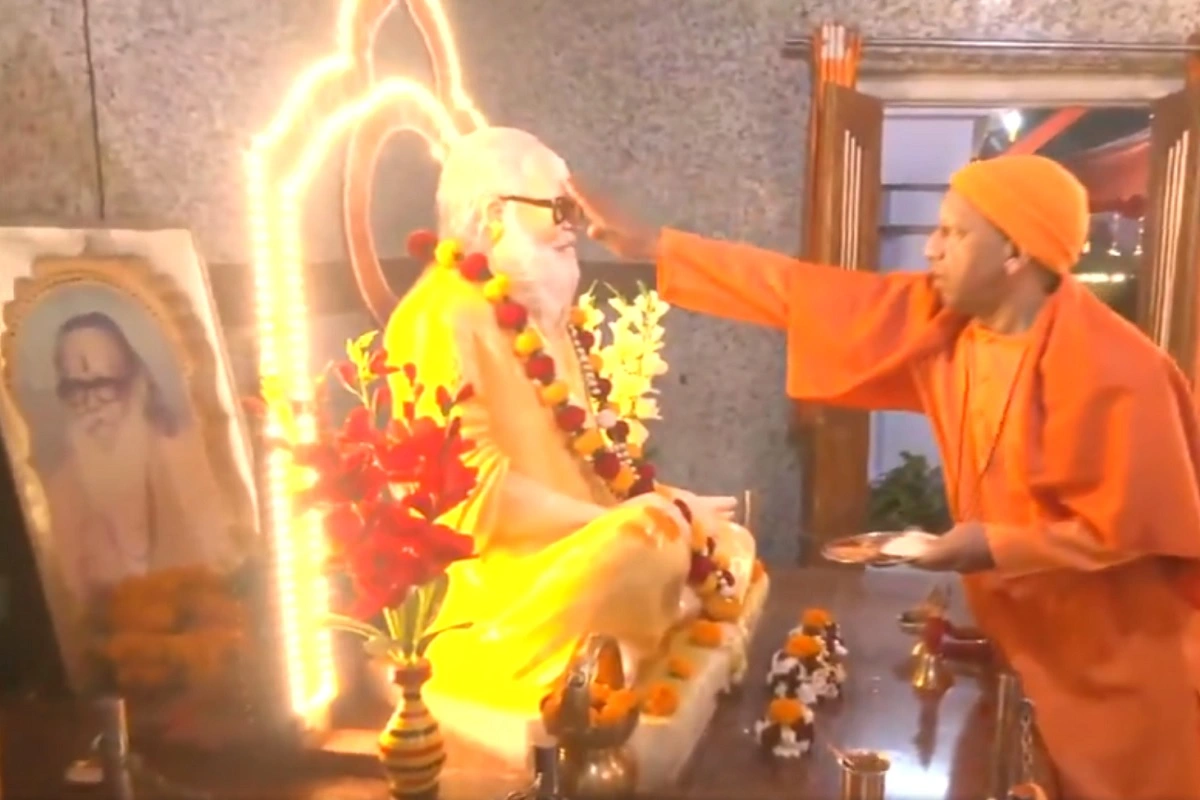 मकर संक्रांति पर CM योगी आदित्यनाथ ने की गोरखनाथ मंदिर में पूजा, लगता है खिचड़ी का प्रसिद्ध मेला