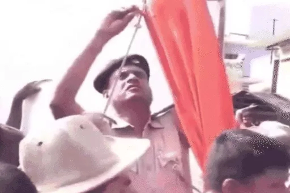 हनुमान ध्वज हटाकर तिरंगा फहराया तो ग्रामीणों ने किया विरोध, सीएम बोले- हम भी रामभक्त