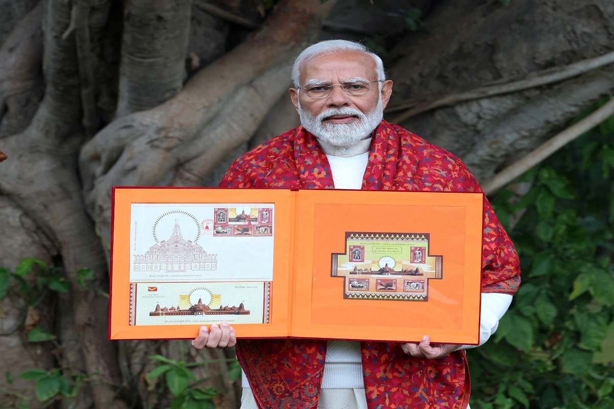 Ayodhya में प्राण प्रतिष्ठा से पहले PM मोदी ने राम मंदिर पर जारी किया डाक टिकट और दुनियाभर में श्रीराम पर जारी टिकटों पर आधारित 48 पन्नों की किताब