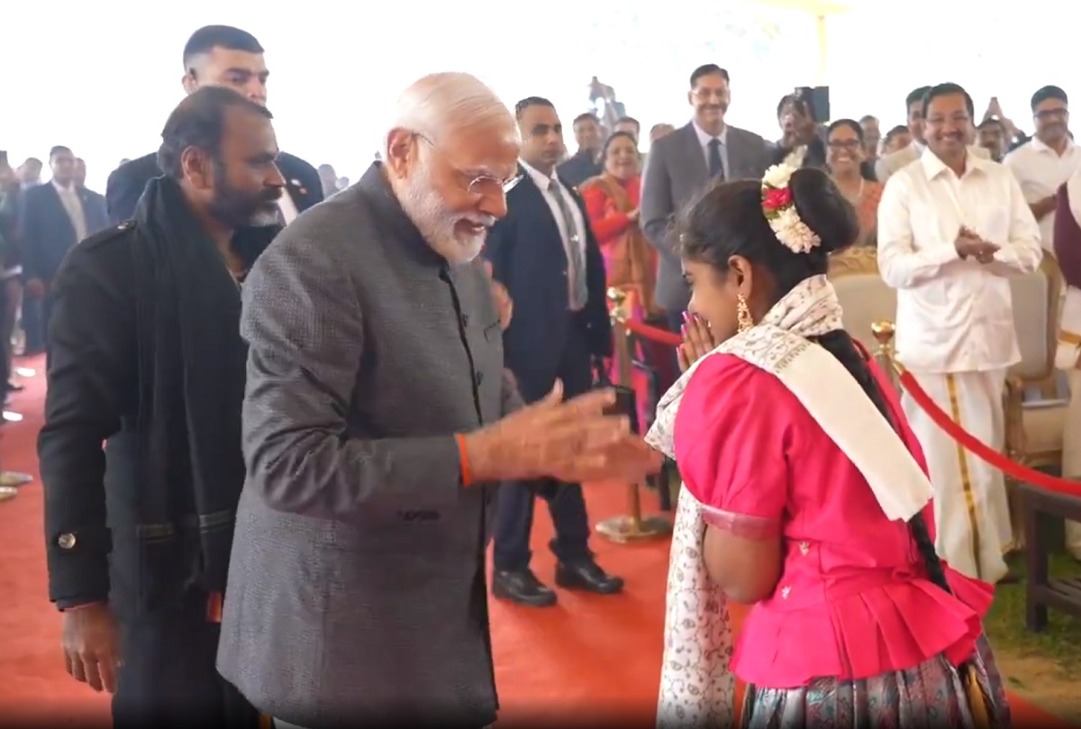 PM Modi shawl to girl