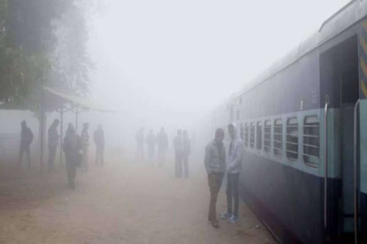 Train Running Status: कोहरे से ट्रेनें हुईं घंटों लेट, रेलवे स्टेशन पर ठंड से ठिठुरते दिखे यात्री, यहां देखें लिस्ट