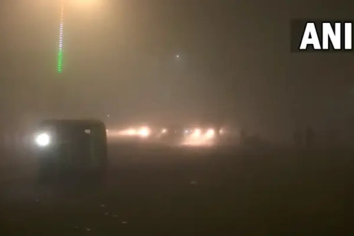 Weather Update: दिल्ली-एनसीआर में घने कोहरे ने थामी वाहनों की रफ्तार, ट्रेनें-फ्लाइट्स लेट, ठंड ने तोड़ा 13 सालों का रिकॉर्ड