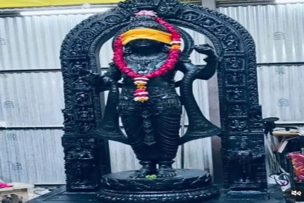 Why cloth tied over eyes of idol of God before consecration