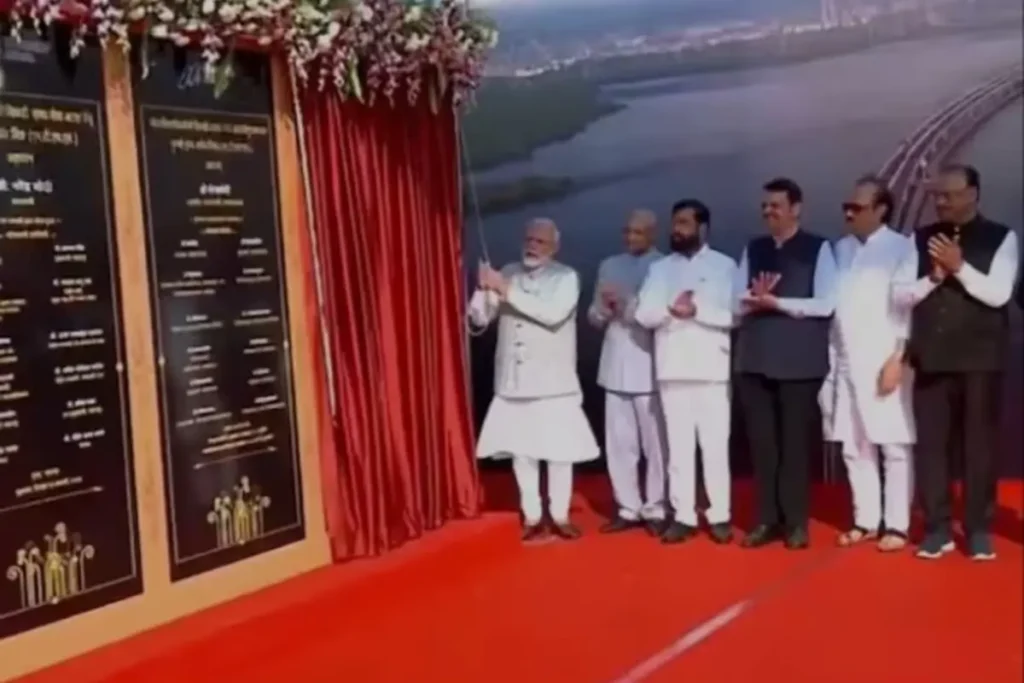 अटल सेतु का उद्घाटन करते हुए पीएम मोदी