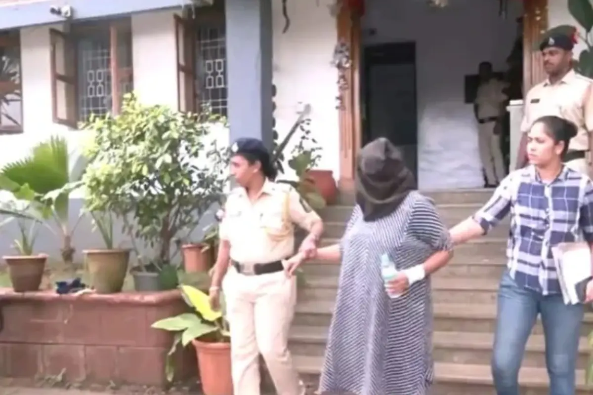आरोपी महिला को ले जाते हुए पुलिस