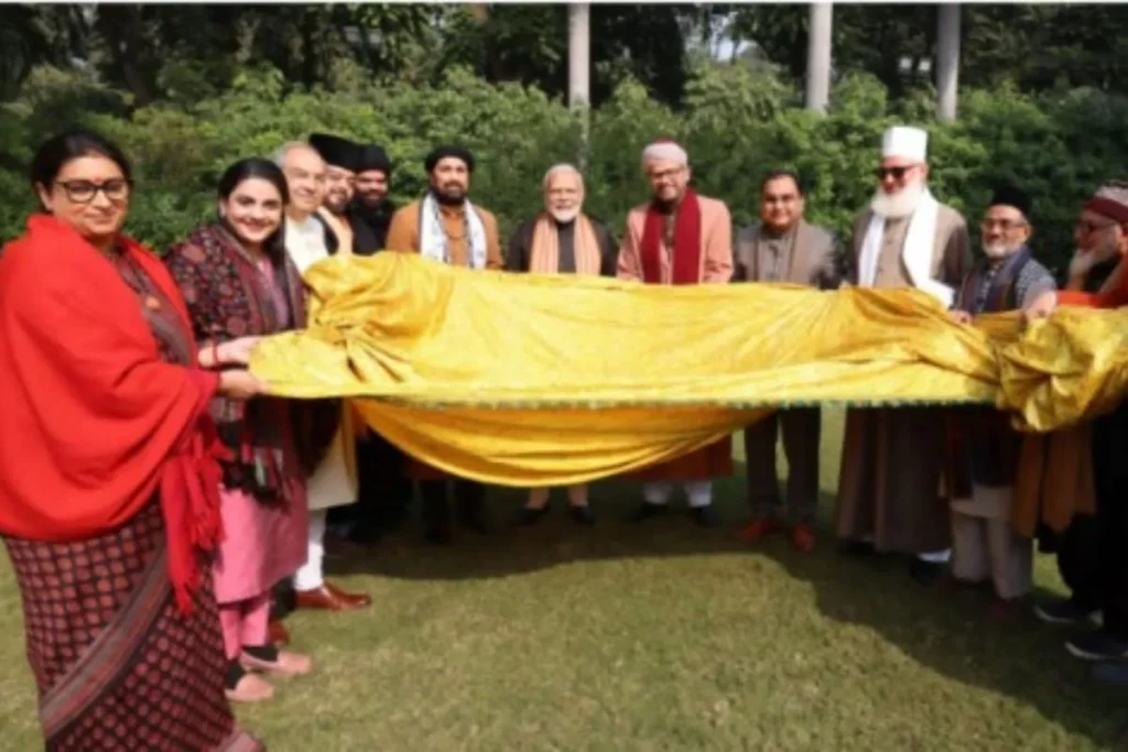 चादर सौंपते पीएम मोदी