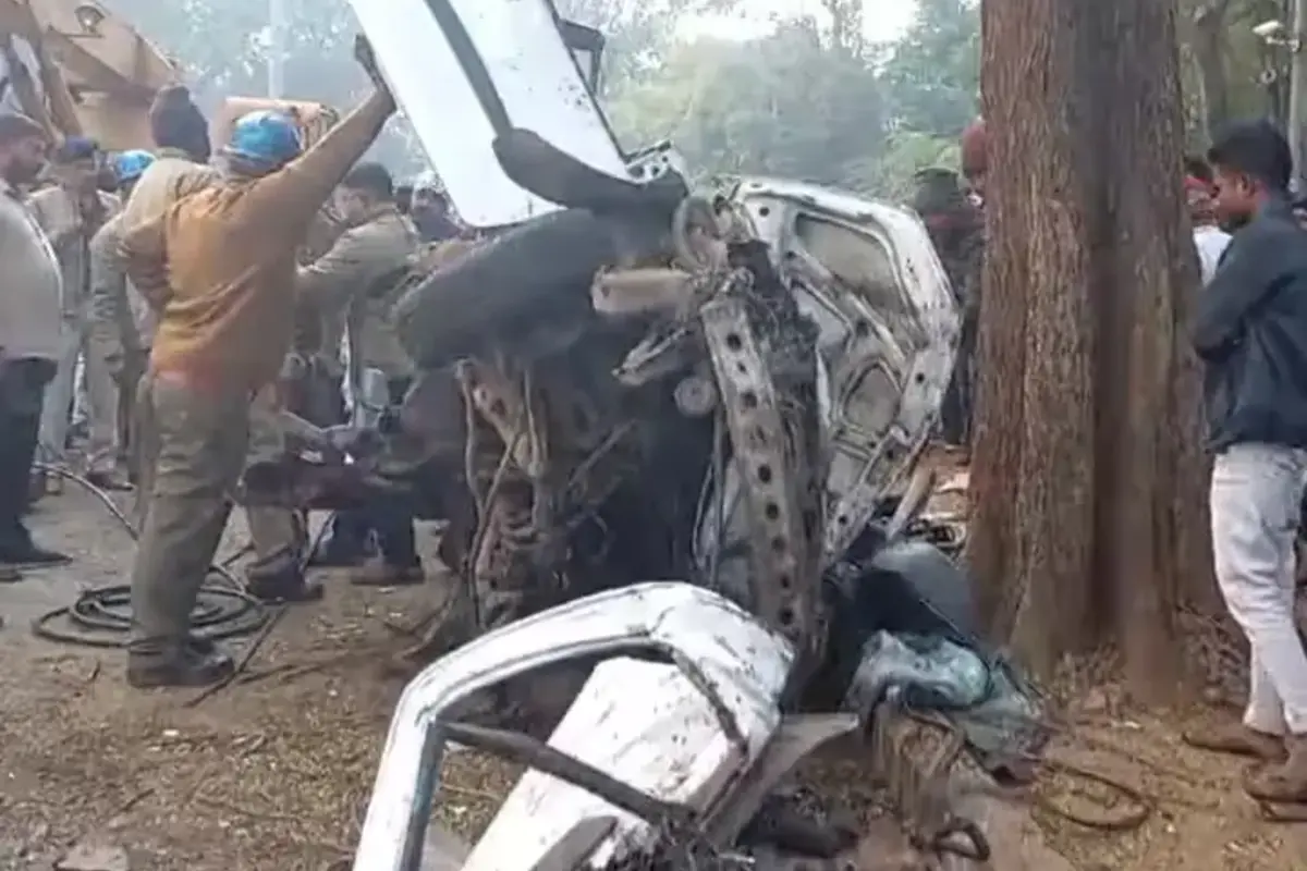 Jharkhand News: जमशेदपुर में दर्दनाक हादसा, तेज रफ्तार कार डिवाइडर से टकराई, 6 लोगों की मौके पर मौत