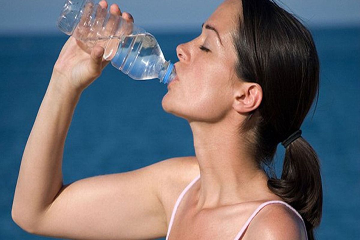 एक लीटर पानी की बोतल घोल सकती है शरीर में जहर, पानी में लाखों प्लास्टिक के कण, भूलकर भी न करें ये काम, वरना…