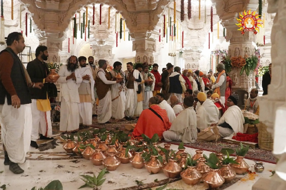 Ayodhya Ram Mandir: दसों दिशाओं में गूंजा जय श्रीराम का नारा, अयोध्या में रामभक्त बोले सबसे बड़ा श्रीराम का सहारा, जानें क्या है राम मंदिर तक जाने वाली गलियों का हाल