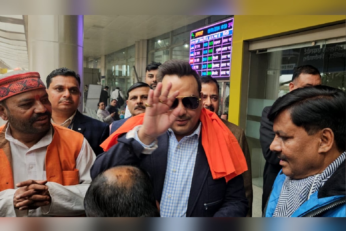 वाराणसी एयरपोर्ट पर भारत एक्सप्रेस न्यूज नेटवर्क के CMD उपेंद्र राय का भव्य स्वागत