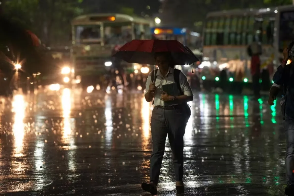 दिल्ली-NCR में देर शाम से हो रही झामाझम बारिश ने बढ़ाई कड़ाके की ठंड, IMD ने इन राज्यों में भी जारी किया अलर्ट