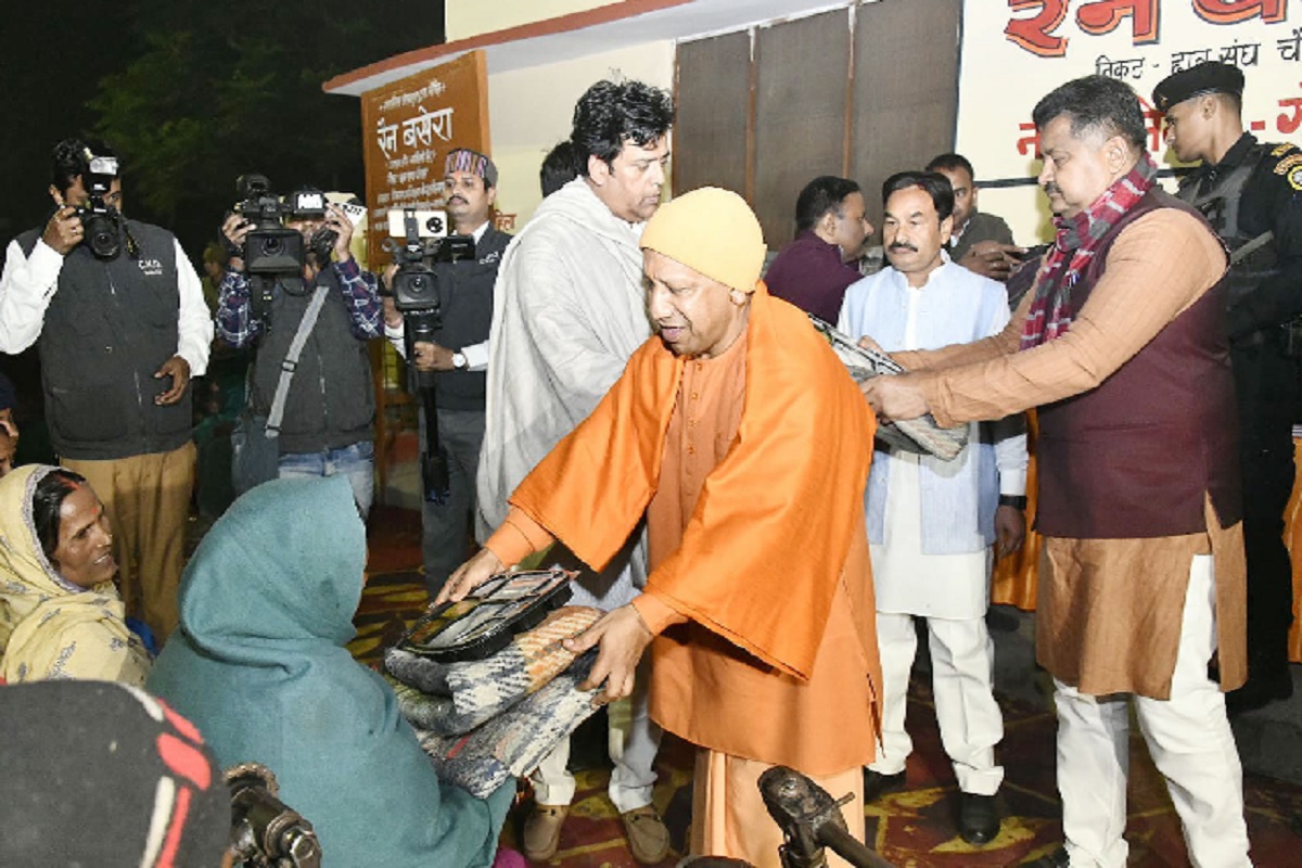 UP News: रात का वक्त और कड़ाके की ठंड… लोगों का हाल जानने गोरखपुर रैन बसेरों में पहुंचे सीएम योगी