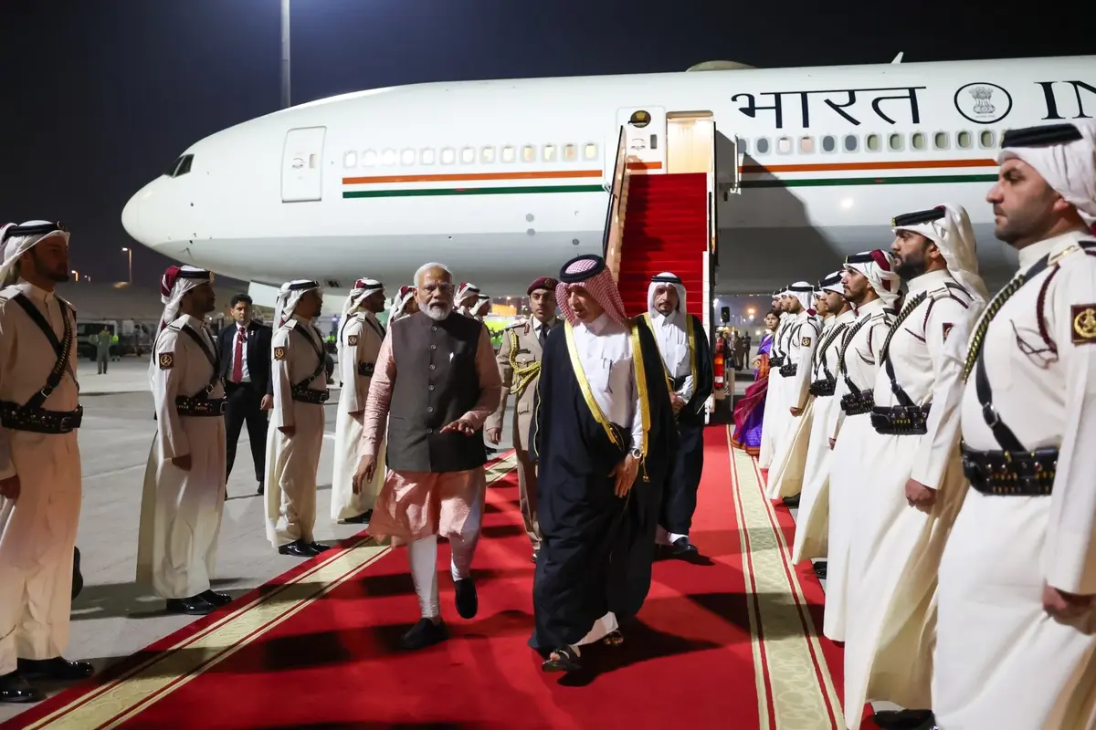 PM Modi Qatar Visit: यूएई के बाद कतर की यात्रा पर दोहा पहुंचे पीएम मोदी, प्रधानमंत्री अल थानी के साथ कई मुद्दों पर की चर्चा