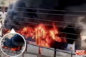 Bus Fire Accident: दिन-दहाड़े MSM कॉलेज के पास बस में लगी आग, पहिए जले तो फैली चिर्रांद, ऐसे उठा धुएं का गुबार