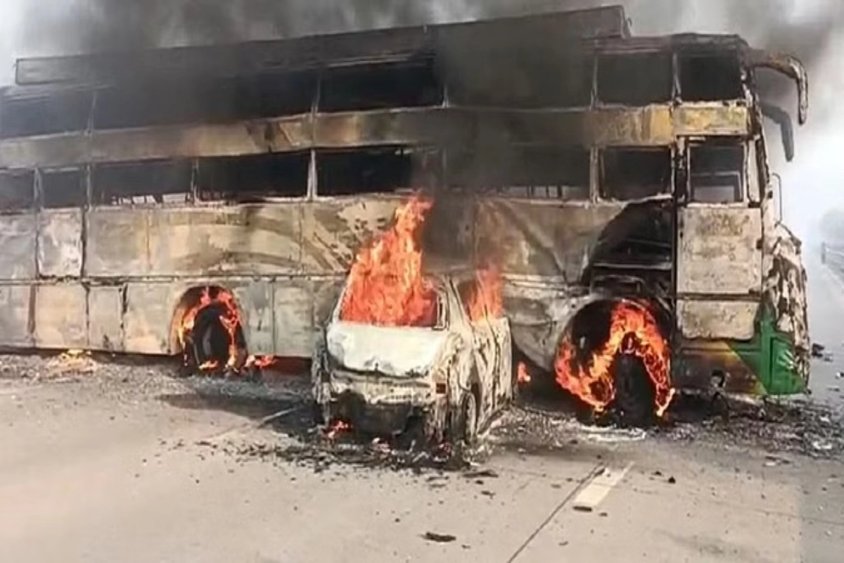 मथुरा में दर्दनाक हादसा, कार-बस में टक्कर के बाद आग लगी, 4 लोगों की जलकर मौत