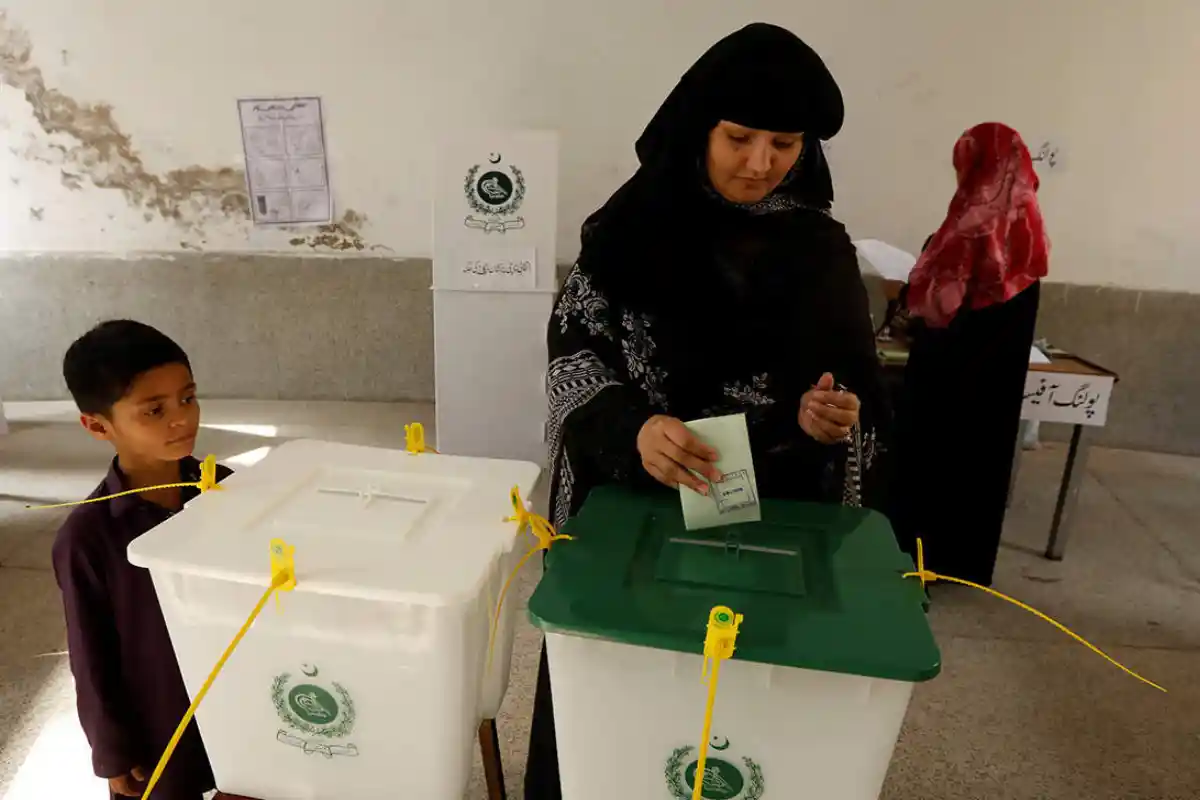 पाकिस्तान चुनाव के लिए वोटिंग जारी, मोबाइल-इंटरनेट सर्विस बंद, देर रात तक घोषित होंगे नतीजे