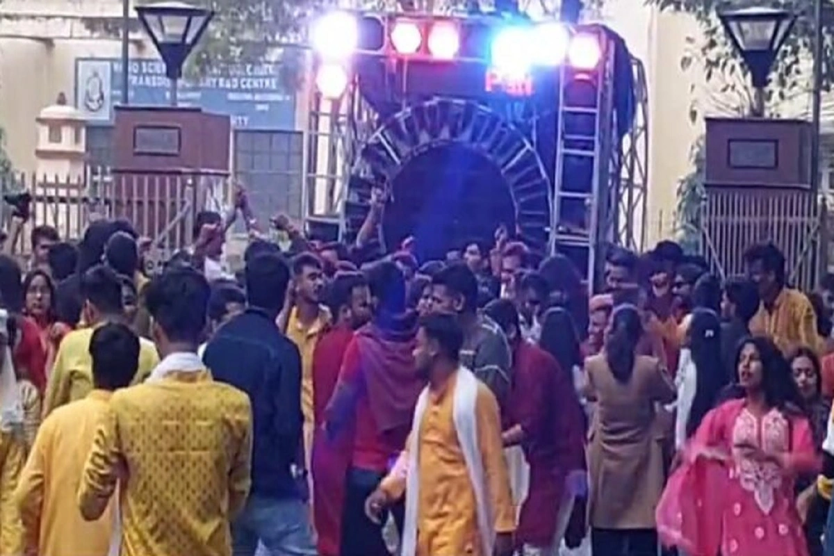 Varanasi: “पांडे जी का बेटा हूं…”, बीएचयू के स्थापना दिवस पर छात्रों ने लगाए अश्लील गानों पर ठुमके, वीडियो वायरल