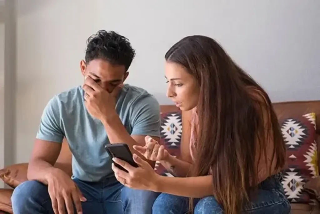 कैसे चेक करें 'धोखेबाज पार्टनर' का मोबाइल?
