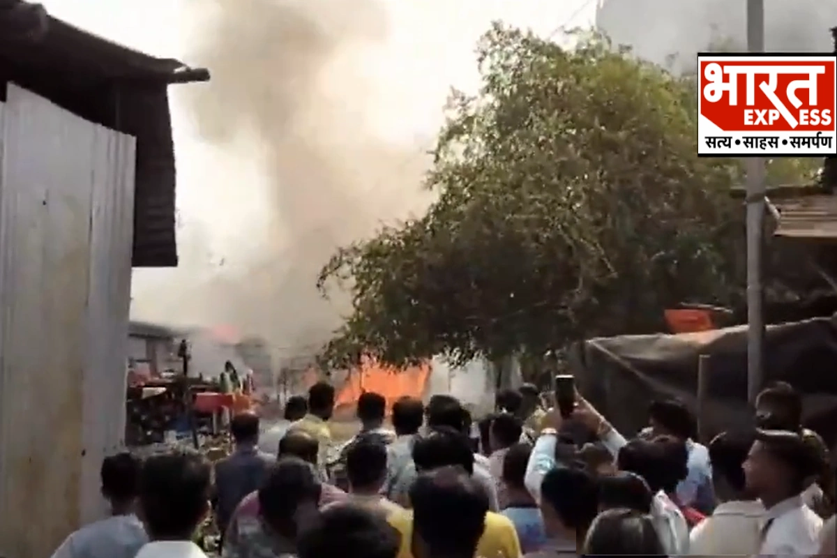 Maharashtra Fire Accident : मुंबई के पास थाणे में लगी भयंकर आग, कई घर जलकर हुए बर्बाद, देखें VIDEO