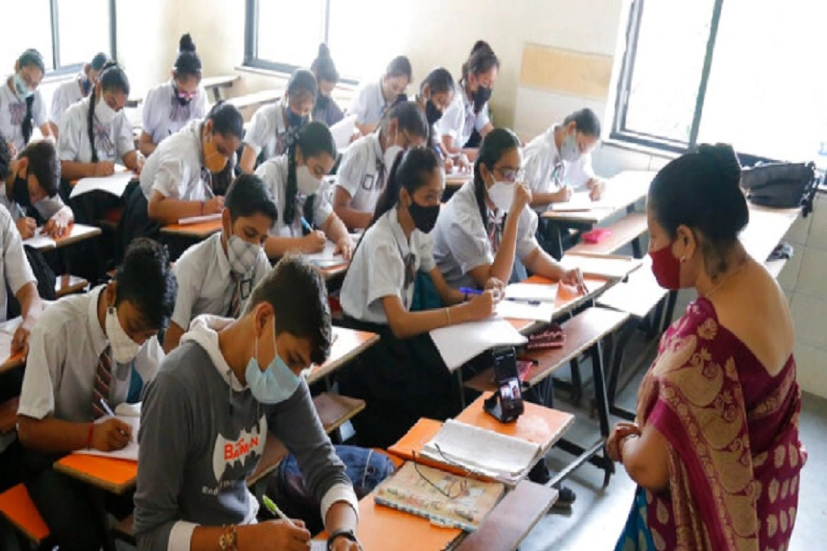 Gujarat Board Exam: गुजरात में 9,218 शिक्षकों पर 1.54 करोड़ रुपये का लगा जुर्माना, जानें क्या की है गलती
