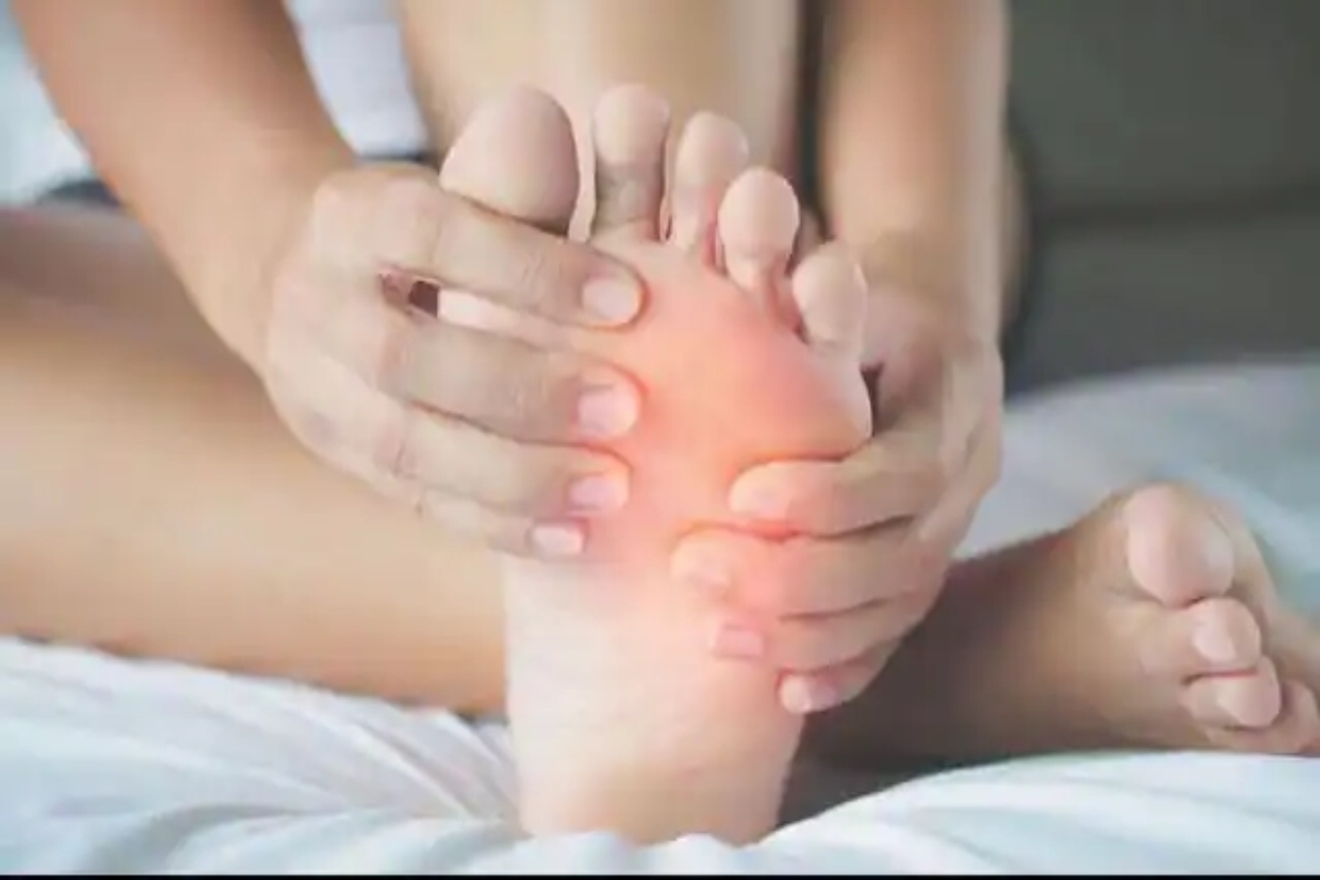 पैरों में हो रही ये समस्याएं तो हो जाएं सावधान! हो सकती हैं बीमारियों का संकेत