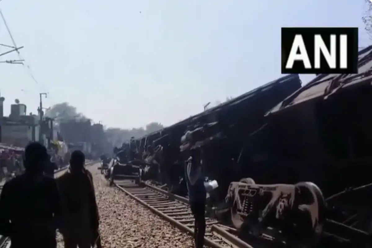 Delhi Train Accident: दिल्ली में बड़ा रेल हादसा, मालगाड़ी के 10 डिब्बे पटरी से उतरे