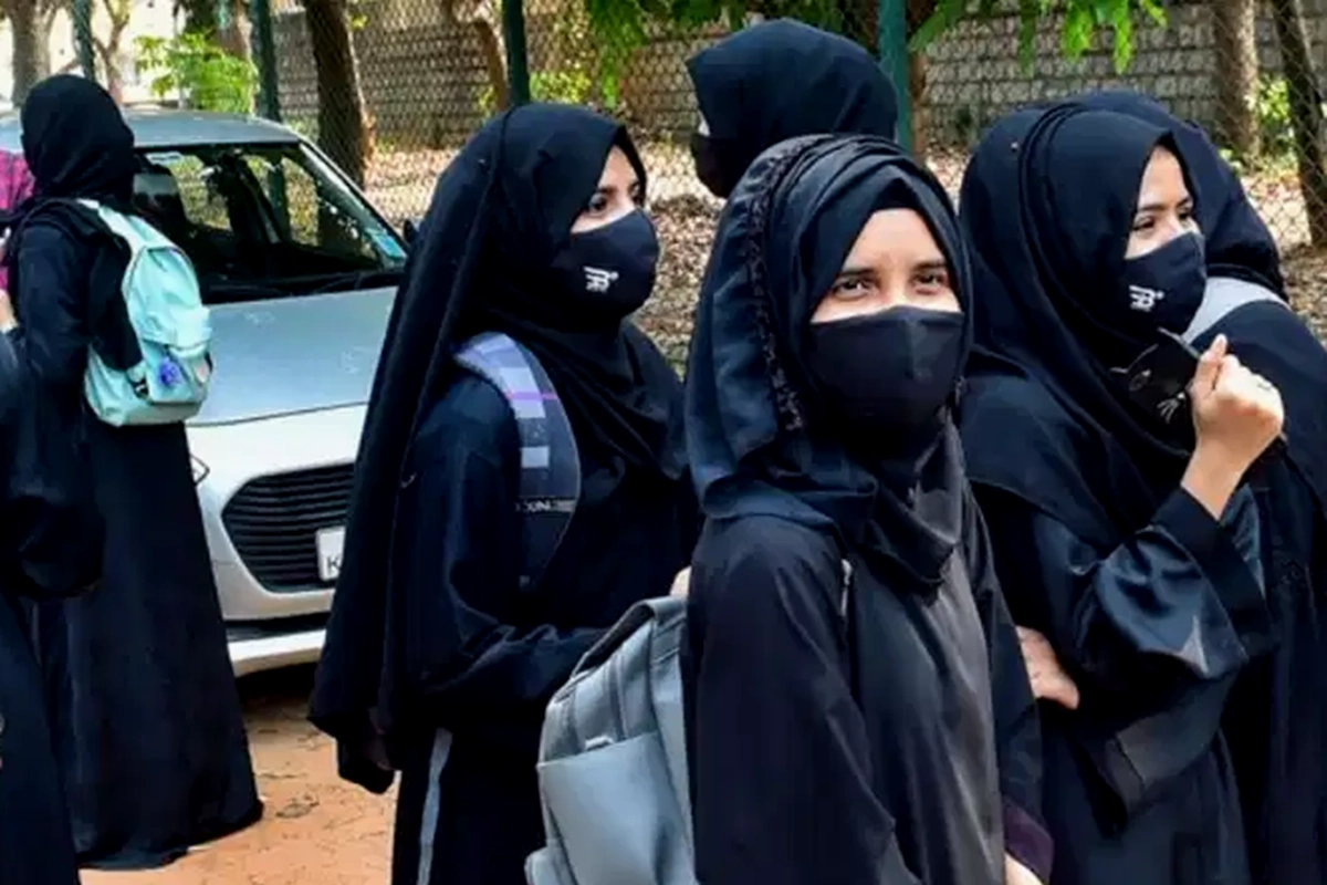 Hijab Row in Gujarat: 10वीं की परीक्षा देने पहुंची लड़की का हिजाब टीचर ने उतरवाया तो हो गया विवाद, आक्रोशित छात्राएं बोलीं- कार्रवाई हो