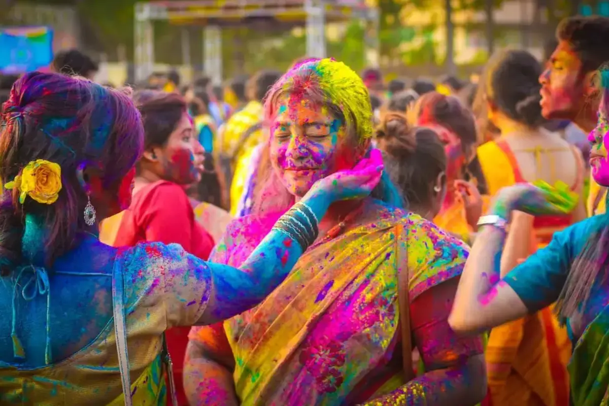 Holi Celebrations: इन जगहों पर जाकर अपने दोस्तों के साथ सेलिब्रेट करें होली, यादगार हो जाएगा दिन