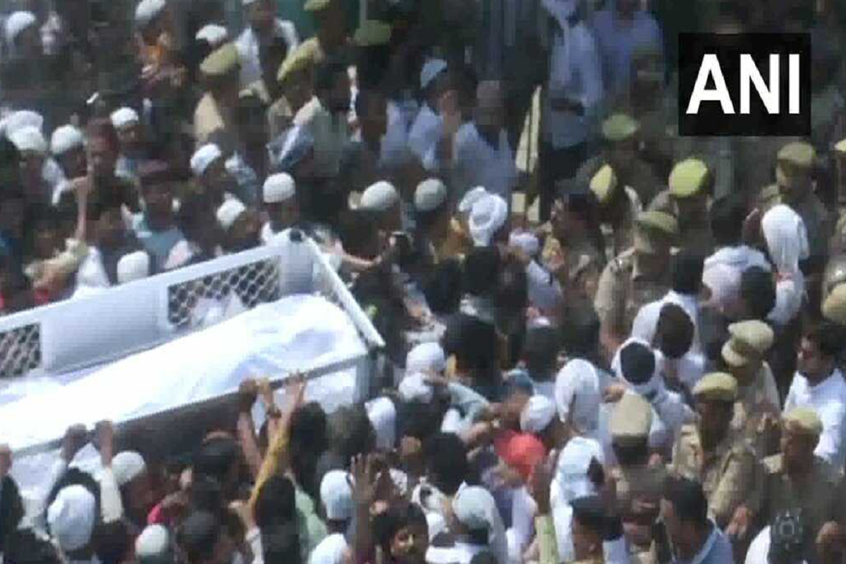 Mukhtar Ansari: अम्मी-अब्बू की कब्र के पास ही मुख्तार अंसारी सुपुर्द-ए-खाक, भीड़ ने लगाए जिंदाबाद के नारे
